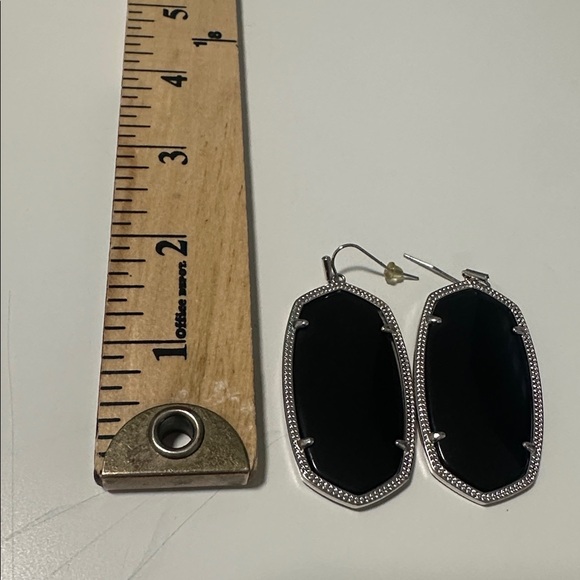 🌴 Kendra Scott Danielle Earrings - Picture 3 of 3